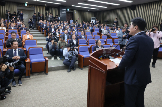 홍익표 더불어민주당 원내대표가 30일 국회에서 열린 의원총회에서 발언하고 있다. 연합뉴스.